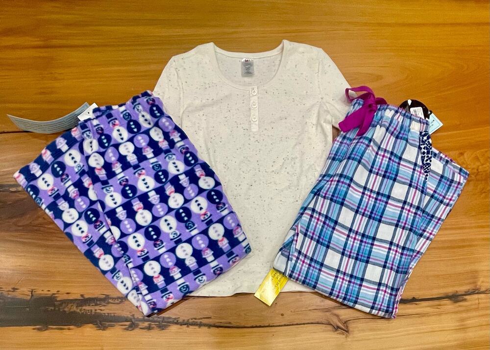 NEW Girls pajamas pjs bundle cream plaid snowflake Medium M Med Maidenform